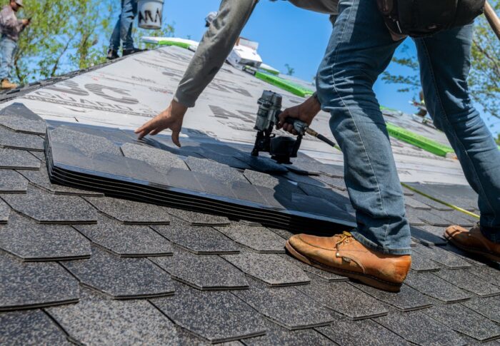 How to choose a reliable roofing contractor for professional work: concrete criteria and mistakes to avoid
